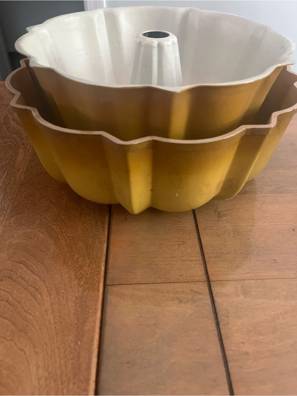 Vintage Yellow Ombre Bundt Cake Pans (Set of 2)